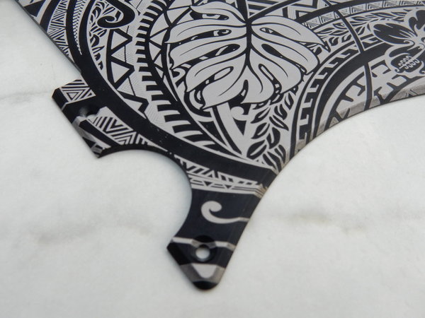 Pickguard, T-Style, schwarz eloxiert, 8-Loch, mit Gravur Motiv "Maori"