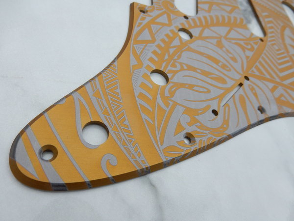 Pickguard, S-Style, gold eloxiert, 11-Loch, graviert, Motiv "Maori"