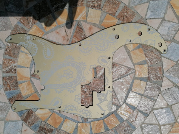 Precision Bass, Aluminium gold eloxiert, mit Gravur